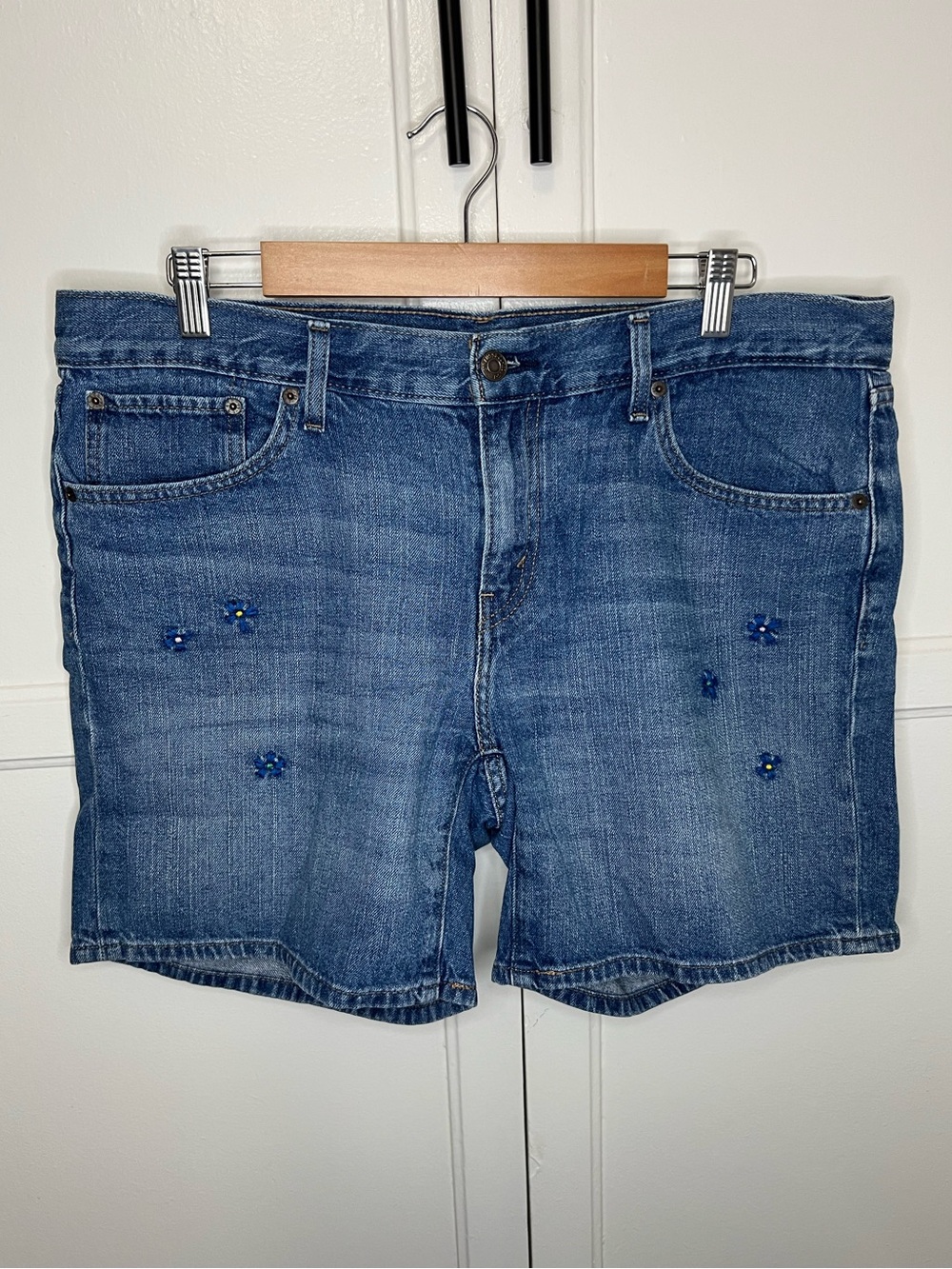 Levi’s Women’s Classic Denim Embroidered Blue Flower Shorts | Size: 32